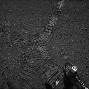 Mars Curiosity rover: HD video of landing, and an image of her first drive