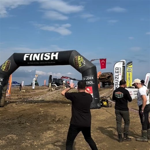 Curiosidades_Fantasticas on Instagram: "Off-road refere-se à prática de condução fora de vias pavimentadas, em terrenos como terra, lama, areia, pedras e trilhas irregulares. Do ponto de vista técnico, essa atividade exige veículos com maior curso de suspensão, tração adequada, ângulos característicos (ataque, saída e rampa) e pneus específicos, capazes de manter aderência e absorver impactos em condições adversas. Na engenharia automotiva e na dinâmica veicular, o off-road demanda controle prec