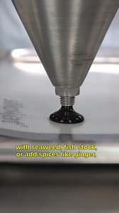 Squid ink puffed crackers. This is the easiest recipe we know for making this type of crunchy garnish. You can find the full recipe on our Gronda App profile. - Crackers soufladas de tinta de calamar. Esta es la receta más fácil que conocemos para hacer este tipo de crujientes. La encuentras completa la encuentras en nuestro perfil de Gronda App. @robotcoupe_official #culinaryschool #culinary #chefstagram #chefschool #martinlippo #cheflife #recipeideas | Chef Martin Lippo