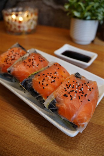 Easy Salmon Rice Paper Rolls: A Quick & Delicious Snack Idea 🧡