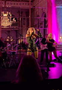 Minttu laulaa Tina Turnerin 'Proud Mary' – levyjulkkarit live
