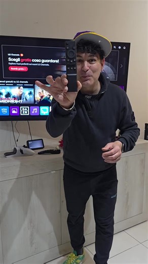 Compatibilità Universale: Progettato per integrarsi senza problemi con i modelli Samsung LCD, LED, UHD, QLED e 4K HDR. Controllo a infrarossi: Utilizza la tecnologia a infrarossi per offrire un controllo affidabile e reattivo su vari modelli di Smart TV Samsung. Costruzione Durevole: Costruito con materiali resistenti per un uso prolungato, garantendo una affidabilità duratura. Design minimalista: Sport con un design elegante e minimalista che si abbina al tuo sistema di intrattenimento domestic