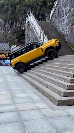 El Chery Fulwin 3XL fracasa en su intento por recrear el icónico “Dragon Challenge” que Range Rover superó en 2018 #tianmenmountain #RangeRover #cheryfulwinx3l | CarGlobe.mx