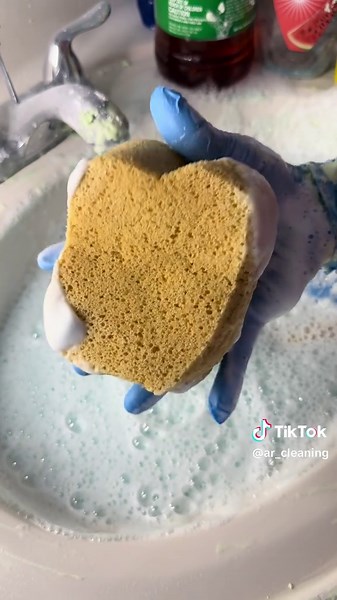 Rinse 🚿 to @ar_cleaning🫧 😌 happy Monday 💛💙🌤️ #fakerinse #sudsysqueezes #pineglopine #savedwater #bleachtbc