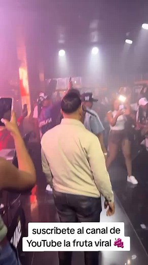 cantando en vivo la fruta no esta en fregadera 🍇