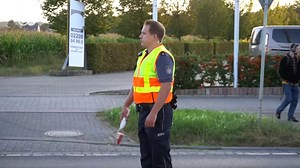 1.2M views · 10K reactions | Recent, poliţia şi inspectorii vamali din Germania i-au verificat, în trafic, pe şoferii maşinilor de curierat. Acţiunea s-a desfăşurat în toată Republica Federală şi nu este ultima de acest fel. În timpul controalelor, un şofer pretindea că este din România, dar nu vorbea limba română. Cum s-a încheiat povestea lui aflaţi din reportajul realizat de Miodrag Soric. | DW Română | Facebook