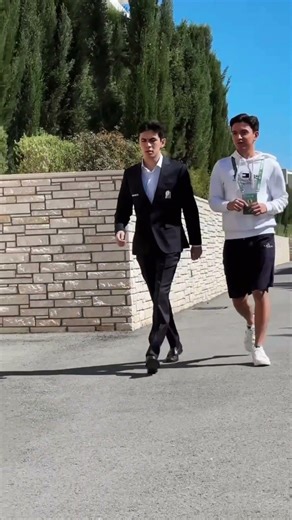 🇺🇿 Javokhir Sindarov and 🇺🇸 Hikaru Nakamura arriving for Round 12