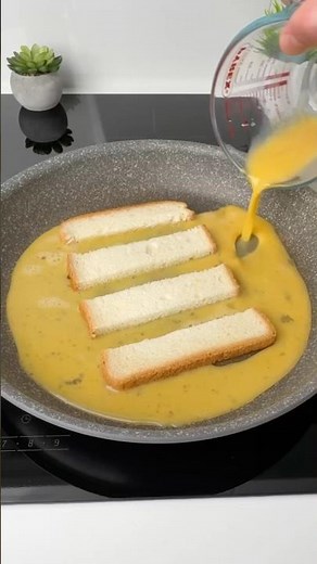 CHEESY SAUSAGE BREAD ROLL THAT LOOKS AMAZING!