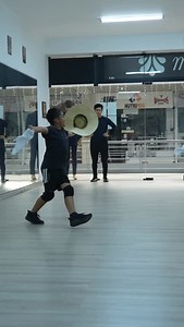 Un duelo no siempre se gana con fuerza… a veces se gana con picardía. 🔥 Daniel y Samuel se midieron al ritmo de Así baila mi Trujillana y cada zapateo fue como una declaración: “yo también vivo esta marinera a mi manera”. 👉 ¿Con quién te quedas en este duelo de chalanes? #DueloDeChalanes #MarineraSiempre #AsíBailaMiTrujillana | Jean Pierre Castro