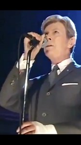 "Fashion Rock'. David was the undisputed star of the clearly fashion-focused event and left the Radio City Music Hall audience speechless by appearing with a black eye and a bandaged hand and very short trousers that left his ankles uncovered without socks. The elegant Dandy thus sought, with much irony, to dampen the great expectation that had been created by his return and launched into a fine rendition of "Life On Mars?" accompanied on piano by Mike Garson. #davidbowie #bowie #mikegarson #fas
