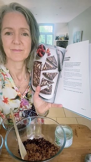 Dr Clare Bailey Mosley on Instagram: "This recipe from my new book The Fast 800 Treats with @kathryn_bruton is one of my favourites. I challenge anyone to guess the main ingredient - black beans! In this version I have simplified it and left out the cream cheese swirl and added 2 tsp of vanilla extract instead. Eat this regularly and your gut microbiome will be doing a merry dance! With all that fibre AND protein it should help keep you happy and healthy.😊 What do you cook with black beans?"