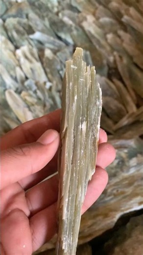 This green nephrite stone from Afghanistan is very valuable!