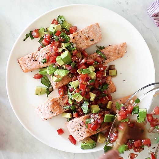 Grilled Salmon with Avocado Bruschetta is so easy to make with this foolproof method, you’ll be grilling it outdoors all summer long! Topped with this fresh avocado bruschetta, this dish just screams summer! 3 Freestyle Points 340 Calories https://www.skinnytaste.com/grilled-salmon-with-avocado-bruschetta/ | Skinnytaste