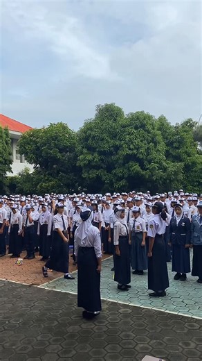 SMP NEGERI 21 SEMARANG on Instagram: "Upacara Bendera SMPN 21 Semarang (Senin, 15 Desember 2025) Pelaksanaan upacara bendera rutin setiap Senin SMPN 21 Semarang. Sebelum upacara, Bapak/Ibu guru melaksanakan briefing rutin. Pelaksanaan upacara bendera bukan sekadar rutinitas, melainkan momen untuk menumbuhkan disiplin, semangat kebangsaan, dan rasa cinta tanah air. Mari kita jaga nilai-nilai luhur ini dalam setiap langkah! @disdiksmgkota @semarangpemkot @jokowina"