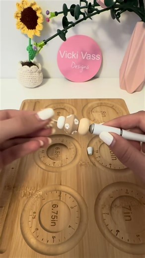 Make It With Me Monday | Custom Beige Daisy Beaded Pens