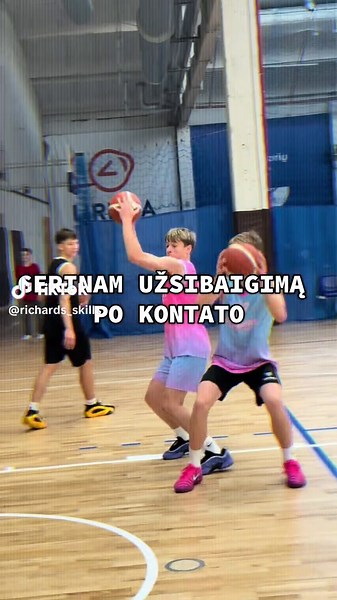 Kodėl svarbu gerai užbaigti po pagąsdinimo judesio ir mokėti sustoti Krepšinyje gebėjimas sustoti valdant kūną ir užbaigti po pagąsdinimo („shot fake“) yra labai svarbus, jei nori nuolat laimėti prieš gynėjus. Geras pagąsdinimas priverčia gynėją reaguoti — šokti, pakelti rankas arba prarasti pusiausvyrą. Tuo momentu tu įgauni pranašumą. Bet šis pranašumas nieko vertas, jei nemoki sustoti stabiliai ir išlaikyti balanso ir išvengti žingsnių taisyklės. #richardsskills #stovykla #krepsinis