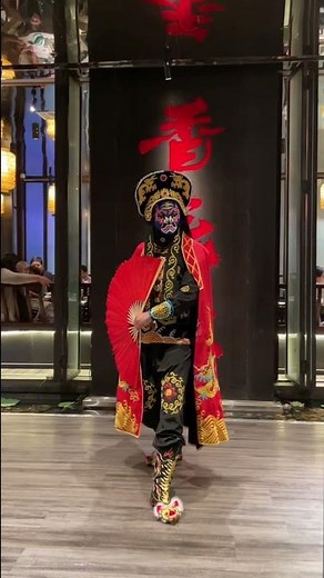 How did the performer change different masks so fast?