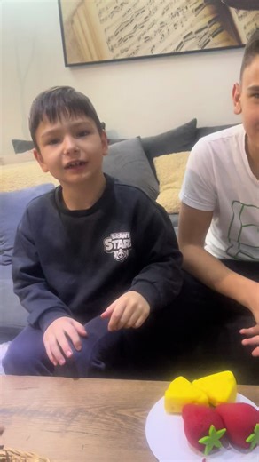 Braca Radovanovic probaju kolace❤️❤️