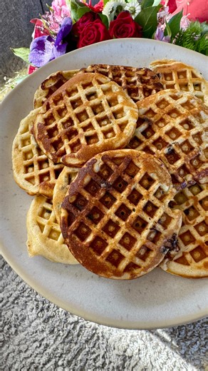 Mini pancake sans farine hyper facile et gourmand 😋 - 2 œufs - 60gr de lait entier en poudre - 1 sachet de sucre vanillé ou vanille en poudre - 15gr de maïzena - 30gr de pepite de Chocolat 70% ( optionnel ) - 50ml d’eau #pancakesansfarine #minipancake #recettepancake #regilait #vahine | Kyria Nichelatti