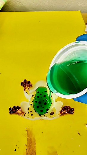 Adorable spotted tree frog 🐸 made with copper and transparent green resin.⁣ ⁣ Pigment and resin from @jdiction_officials⁣ Froggy mold from @shopresinmolds | Resinista