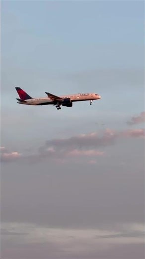 Delta 757 landing at Boston￼