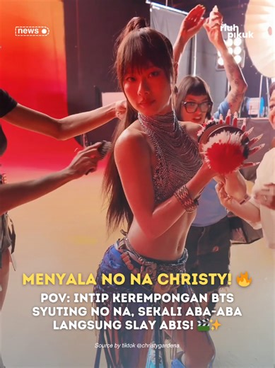 Dari yang awalnya anteng dipakein outfit sama dikipasin kru, begitu dengar aba-aba action langsung berubah jadi main character! Di bocoran video BTS ini kita bisa liat totalitasnya Christy Gardena pas syuting bareng no na. Salfok juga sama setup lighting di cyclorama merah plus monitor kamera cinemanya yang bikin visual mereka makin pecah! Anak kebanggaan Lombok @insidelombok ini emang born to perform banget, no debat. Siapa nih yang biasnya Nona Christy? Coba absen di kolom komentar! #nona #chr