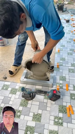 Instalador de piso profesional con su herramienta #ingenieria #home #construccion