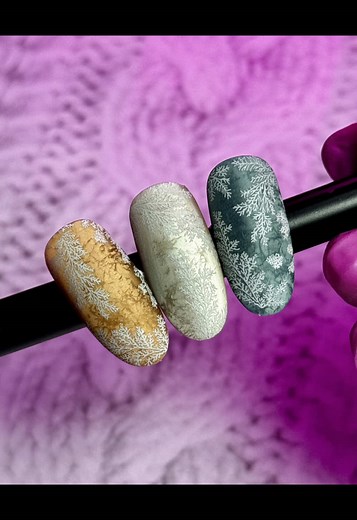 Zimowy efekt szronu na kocich oczkach – Nail Art