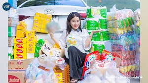 Bà Nhân Vlog rao bán nhà, vỡ nợ vì từ thiện? Bà Nhân Vlog mới đây gây chú ý khi bất ngờ thông báo rao bán nhà vì gặp khó khăn tài chính. Cô cho biết bản thân đang rơi vào giai đoạn áp lực nhất từ trước đến nay và sẵn sàng bán lỗ để xoay xở. Trong bài đăng, Bà Nhân liên tục nhấn mạnh: “Chưa lúc nào em cần tiền như lúc này”. Bên cạnh chuyện bán nhà, điều khiến cộng đồng mạng chú ý hơn cả là chia sẻ của Bà Nhân về việc cô đã trả xong khoản nợ 400 triệu đồng cho một người bạn. #banhanvlog #youtuber 