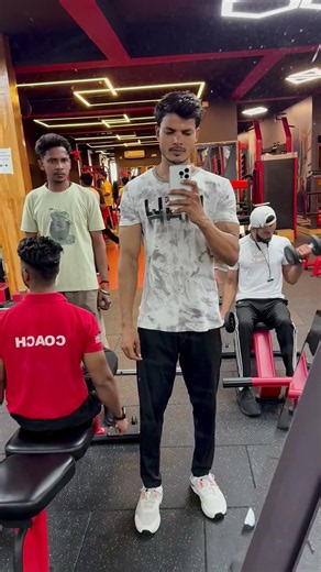 You can either get bigger or get shredded- not both at the same time #shorts #shreddedaamir
