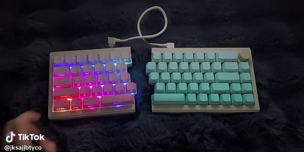 Split in two,double the cool factor!☠️🚀🤩😎 #keyboard #foryoulage #fyp #typ #foryou #customkeyboard #cool #mechanicalkeyboard #trending #game #fypシ #zornher #asmr #fypシ゚viral #foryoupage #trend #split #st68