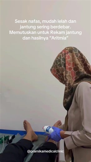 Aritmia adalah gangguan irama jantung ketika detaknya terlalu cepat, terlalu lambat, atau tidak teratur akibat gangguan sistem kelistrikan jantung. Kondisi ini dapat memengaruhi kemampuan jantung memompa darah secara optimal. Jenis aritmia yang sering terjadi meliputi takikardia (detak jantung saat istirahat lebih dari 100 kali per menit) dan bradikardia (kurang dari 60 kali per menit). Gejalanya dapat berupa jantung berdebar, pusing, pingsan, dada terasa tidak nyaman, sesak napas, dan mudah lel