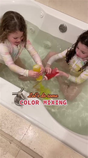 I love bath activities for indoor fun and easy clean up! 👍 #bathtime #kidsactivities #colormixing