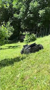 Navimow X4 on a steep slope: There can only be one | X420E AWD #segwaynavimow #garden #robotmower