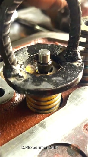 engine add walon ke lock | Engine Valve Fitting using DIY Tool #mechanic #shorts #experiment