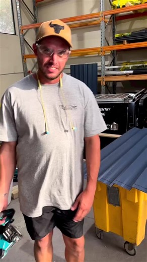 Cutting x3 colorbond zig zag fence sheets at once - We average 18-25 lineal metres of fence cutting both top and bottom. With both the 18v and 40v Cold cutting saw Makita CS002GZ #makitatools #team247 #247carpentry