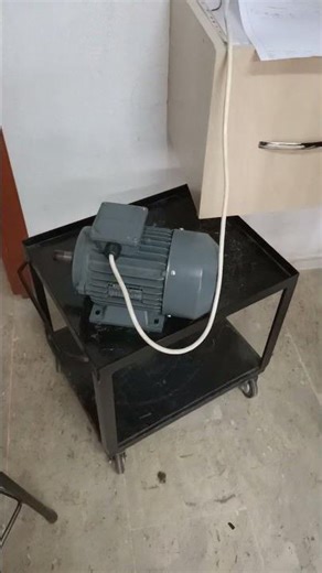 Changing the direction of rotation of a three-phase asynchronous motor.