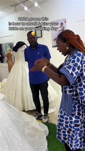 Romantic Wedding Day Kissing Tips