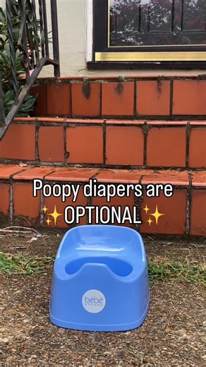 What if you could have a baby without having to change poopy diapers? Pure fantasy, right? Wrong! Babies are born with instincts to not soil themselves and will readily poop on the potty or toilet if given the chance. In fact, poops are easier to predict than pee, and it’s quite common for parents who try Elimination Communication to catch close to 100% of poops by the time their babies are 2-3 months old 🤯 Want to opt-out of poopy diapers? We’ve got everything you need at Flappy-Nappies! Comme