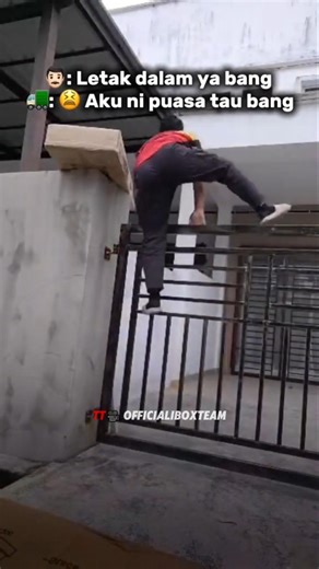 Kalau ye pun jangan lah kunci gate tu😭😭
