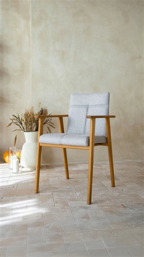 Sessel NF-24 in herbstlicher Einrichtung 🍂 Sanftes Licht, natürliche Materialien und eine schlichte Eleganz, die den Blick auf sich zieht. Der Sessel NF-24 mit hellgrauer Polsterung verbindet Komfort mit skandinavischer Ästhetik. Bequeme Armlehnen und eine weiche Sitzfläche machen das Entspannen zu einem reinen Vergnügen. Wie gefällt dir diese herbstliche Szene mit unserem Sessel? ✨ https://www.woodica.de/eichensessel-gepolstert-nf-24.html #Herbststimmung #GemütlichesZuhause #Eichenmöbel #Holzm