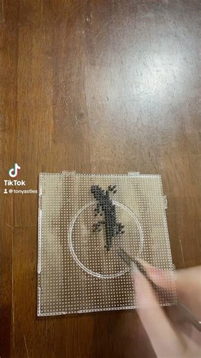 Glitch lizard MINI Perler bead art #glitch #glitchart #beadartist #perlerbeadart #perlerbead