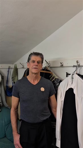 🎪✨ Interviewreihe - Hans-Ludwig Suppmeier Hans-Ludwig Suppmeier gehört zu den prägenden Gesichtern der Pferdedressur im Circus Krone. In unserer Interviewreihe erzählt er, was die Arbeit in der Manege für ihn so besonders macht. Erlebt Hans-Ludwig Suppmeier noch bis einschließlich 12. April live mit unseren Pferden im Krone-Bau in München! 🎟️ Tickets unter 👉 www.circus-krone.com #CircusKrone #KroneBau #München #Circusliebe #Pferdedressur