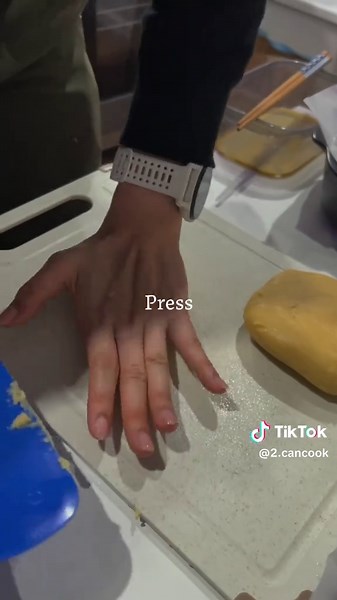 This classic Hong Kong bakery bun is a must try!! Save this if you want to try making 菠蘿包 at home! Ingredients: 🥖 Dough 500g bread flour 3 eggs 200ml milk 25g unsalted butter 6g dried yeast 45g sugar a pinch of salt 🍪 Topping 120g cake flour 3g baking powder 50g sugar 1 egg 60g unsalted butter 1 tbsp custard powder 🥢 #pineapplebun #food #cooking #baking #FoodTok