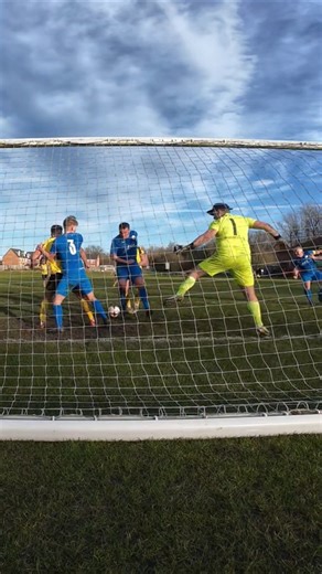 A scramble in the box! 🥅⚽🧤