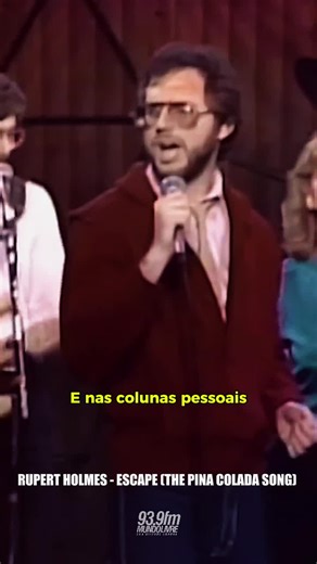 Uma das narrativas mais inesperadas da história do música. Lançada em 1979, “Escape (The Piña Colada Song)”, de Rupert Holmes, virou um dos hits mais curiosos do pop do fim dos anos 70. A história da música é contada quase como um pequeno roteiro. Na letra, o narrador está entediado com seu relacionamento e decide responder a um anúncio pessoal no jornal, daqueles usados antes da internet para encontros anônimos. O anúncio descreve alguém que gosta de piña colada, chuva e aventuras fora da rotin