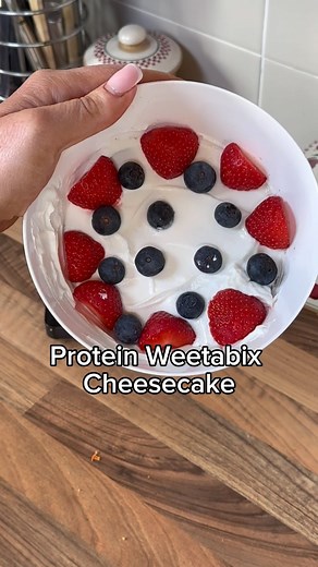 Protein Weetabix Cheesecake Serves 1 400 cals 40g protein per portion Ingredients: 2 weetabix 1 scoop vanilla protein powder 80ml milk 130g 0% fat Greek yoghurt Handful berries Method: 1. Crush 2 weetabix biscuits into a bowl, add in the protein powder and stir together to mix. 2. Pour in the milk and mix to form a paste. Spread around the base of the bowl and smooth the top. 3. Spoon the yogurt on top, spread and smooth. 4. Add the berries on top. 5. Allow to set in the fridge for a few hours o