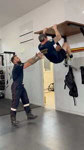 🚒 La planche des pompiers 🔥 : plus qu’un simple agrès, c’est un symbole 💪. Pour certains, c’est une obligation de la monter à chaque garde, juste pour prouver qu’on est apte à partir au feu ! 🧗‍♂️🔥 Aujourd’hui, un infirmier pompier m’a demandé de lui apprendre à la monter 🚑💥. L’objectif principal est de réussir la montée, peu importe la technique. Ensuite, il existe un système de notation : 12/20, 16/20, 20/20 et même 25/20 pour les plus performants 🔥🔥. Nous avons donc commencé en douce