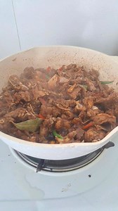 Adobong Pato 🦆🍲 Ingredients: Pato (Duck) Soy Sauce (Toyo) White Vinegar (Suka) Oyster Sauce Pineapple Tidbits Black Beans 1 Bulb Garlic 3 Bulb Onion 3 Pieces Red Bell Pepper 2 Thumbsize Ginger 5 Pieces Long Chili (Siling Haba/Espada) Ground Black Pepper Bay leaf Seasoning Cooking Oil #jabjabcooks #foodie #pato #cooking #highlightsシ゚ #followerseveryone | Jab Jab