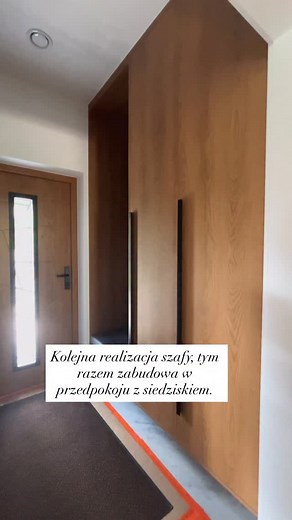 Szafa w przedpokoju z miejscem na buty. Szafa z wnęką na buty. Szafa w przedpokoju to stały element wyposażenia każdego mieszkania. Jej przeznaczenie to głównie przechowywanie butów i kurtek. Czasem musimy w szafie w przedpokoju wygospodarować część gospodarczą na odkurzacz lub deskę do prasowania i to też jest do zrobienia ;) Zabudowa w przedpokoju którą niedawno ukończyliśmy, ma wbudowane siedzisko tapicerowane, szufladę na kapcie lub drobiazgi do pielęgnacji butów oraz sporo miejsca na wiesza